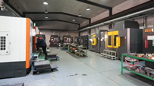 Tá bunús láidir cáilíochta tógtha ag an gceardlann táirgí múnla trína gcumas láidir